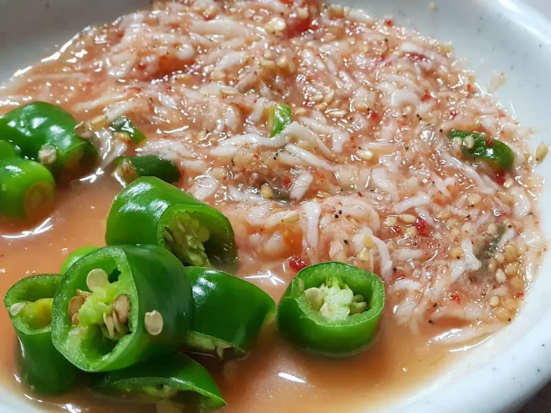 새콤달콤한 젓갈과 풋고추의 조화