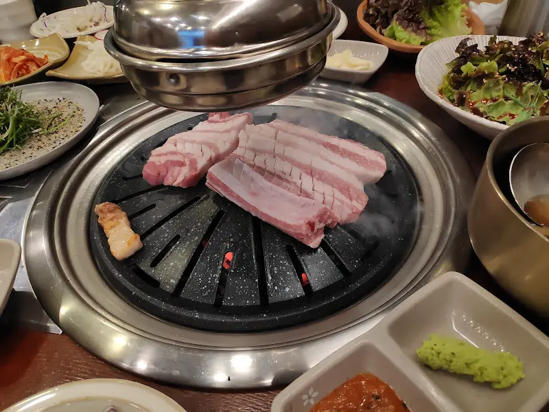 숯불에 구워지는 돼지 생갈비