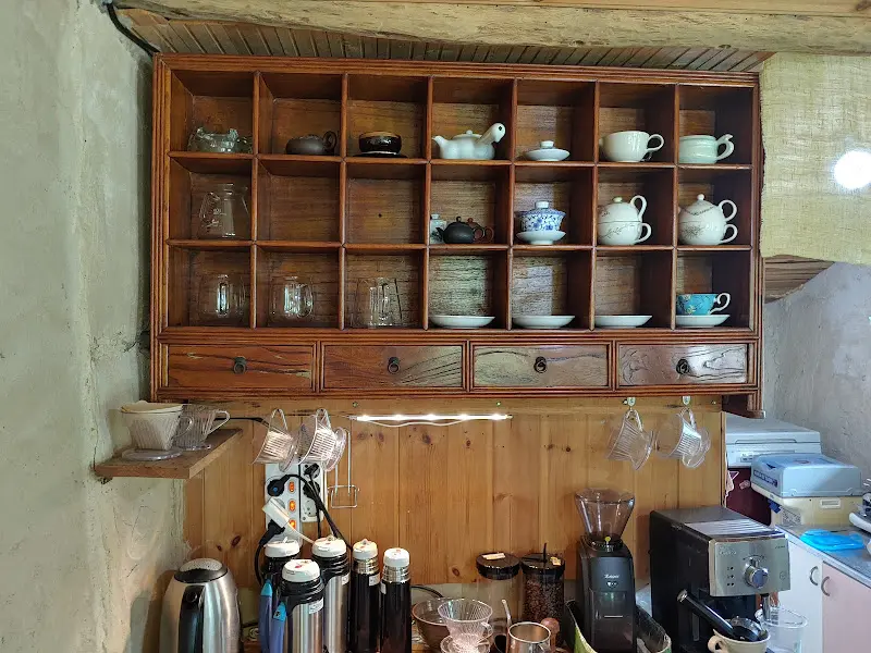 다양한 찻잔들이 진열된 나무 선반의 모습