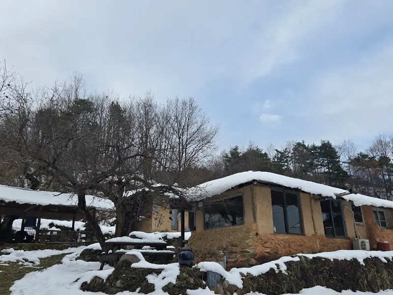 눈 덮인 찻집 외관의 모습