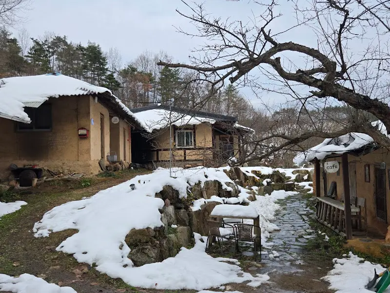 눈 덮인 찻집의 겨울 풍경