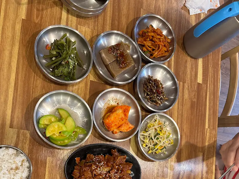 다양한 반찬들이 테이블 위에 놓여진 모습