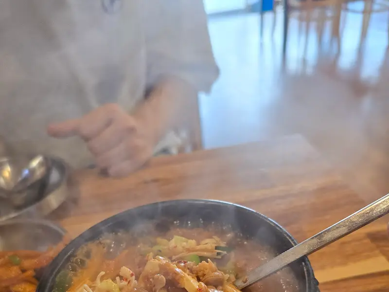 김이 모락모락 나는 청국장 뚝배기