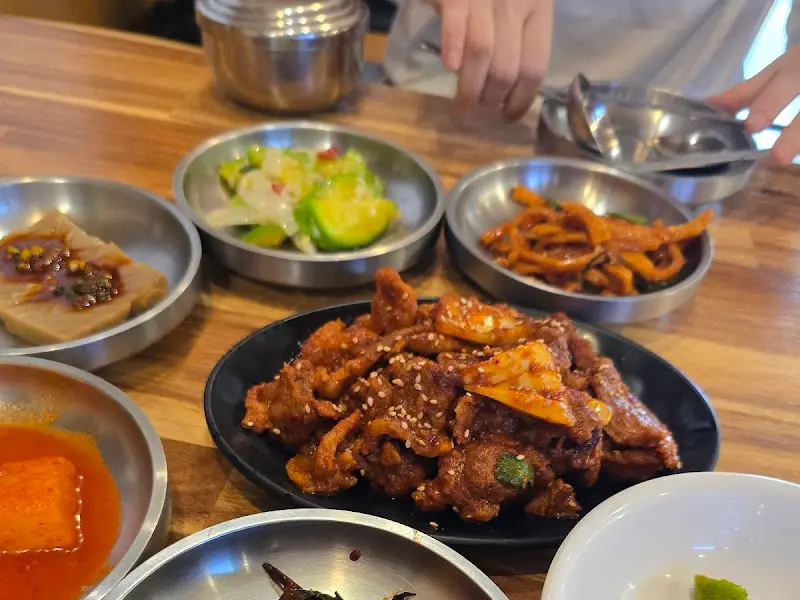 제육볶음과 반찬들