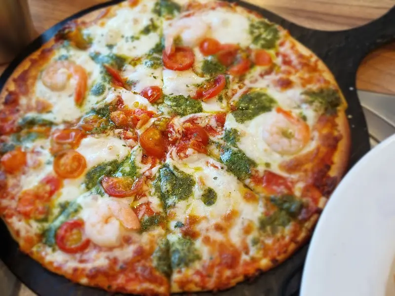 바질 소스가 인상적인 피자