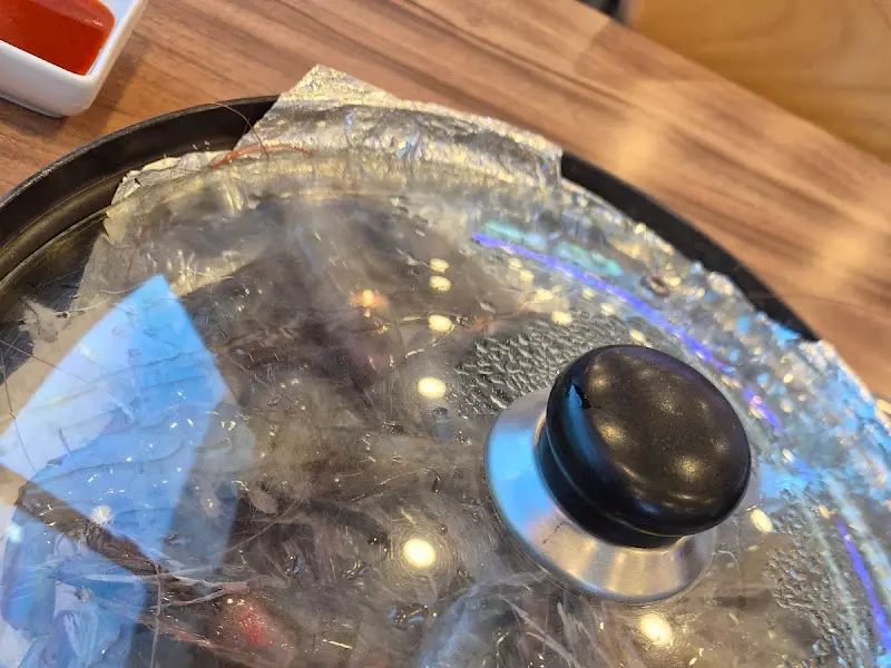 새우 소금구이 뚜껑 덮은 모습