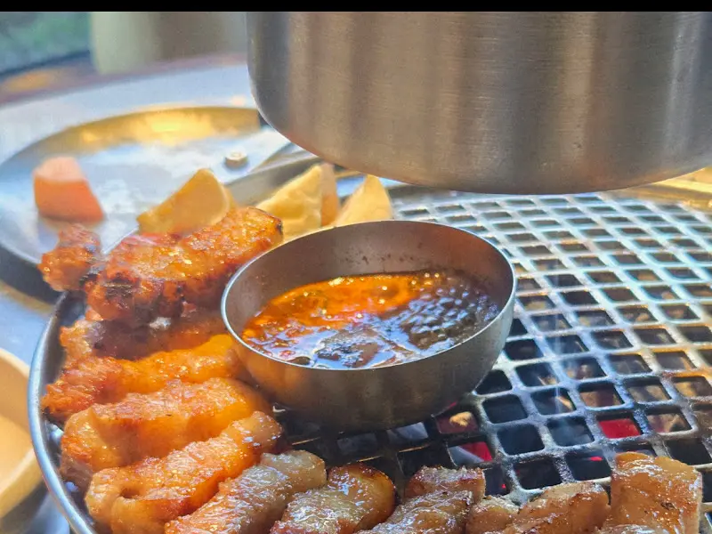 숯불 위에서 익어가는 흑돼지