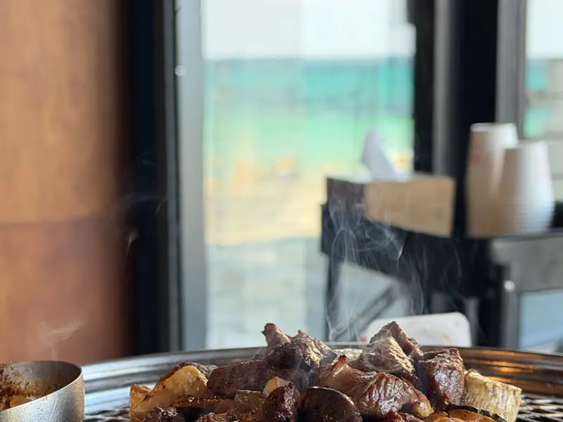 창밖으로 보이는 월정리 해변