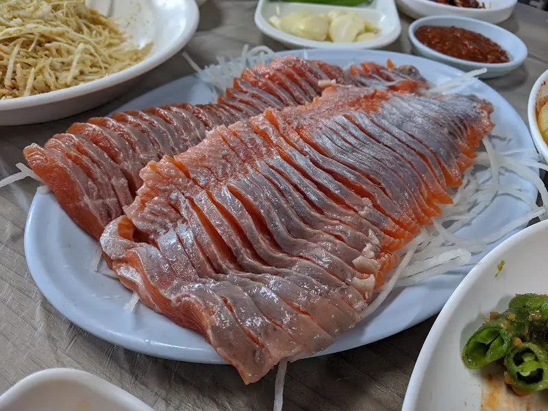 윤기가 흐르는 신선한 송어회