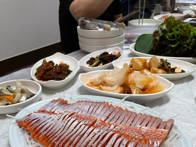 송어회와 밑반찬