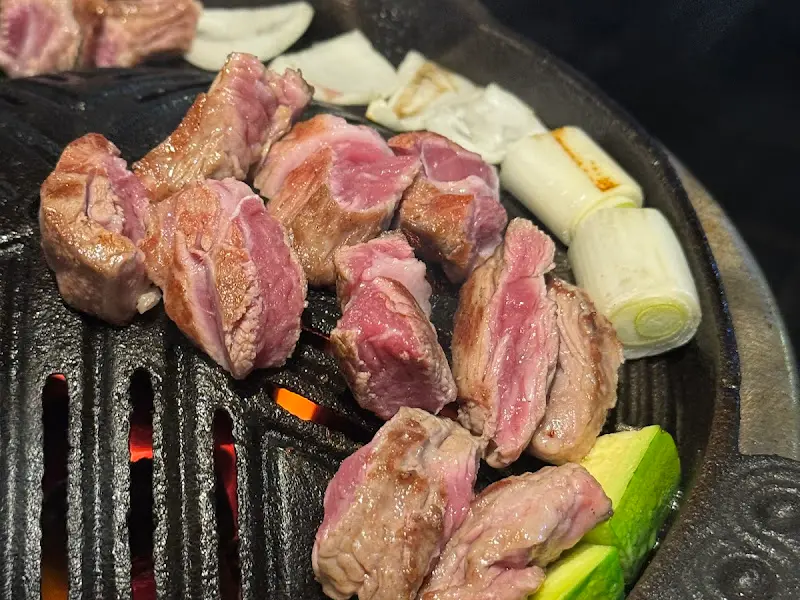 화로 위에서 익어가는 양고기