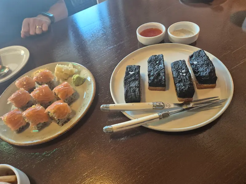 연어롤과 멘보샤