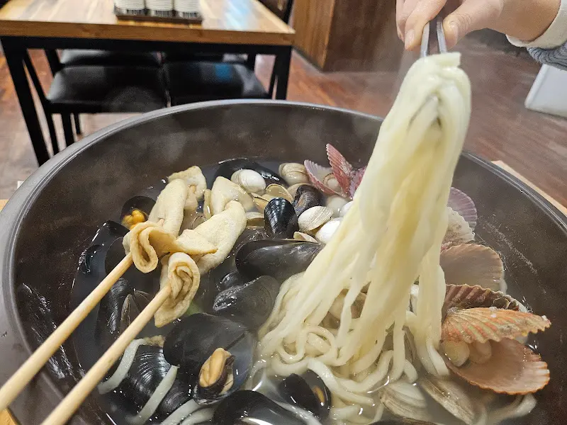 조마담칼국수의 푸짐한 조개칼국수