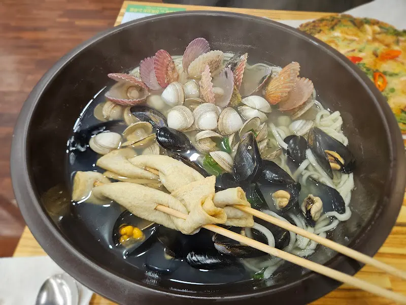 조마담칼국수의 조개칼국수와 해물파전 한상차림