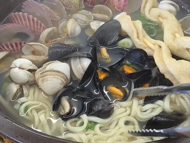 싱싱한 조개가 가득한 조마담칼국수