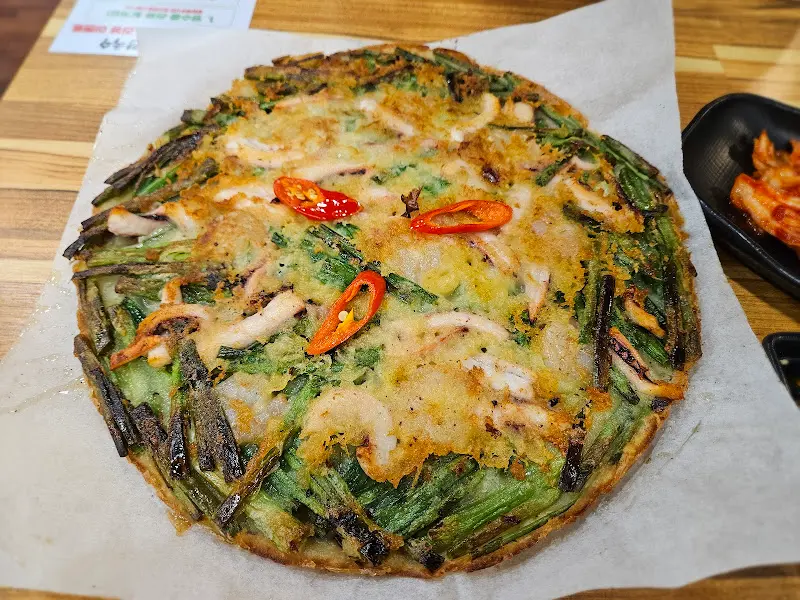 해물이 듬뿍 들어간 조마담칼국수의 해물파전