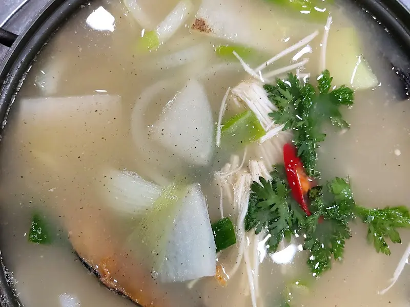 우럭의 시원함과 채소의 신선함이 어우러진 우럭젓국은, 간장게장과 환상적인 조화를 이룬다.