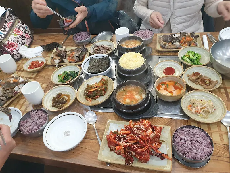 푸짐하게 차려진 한 상은, 보는 것만으로도 만족감을 선사한다.