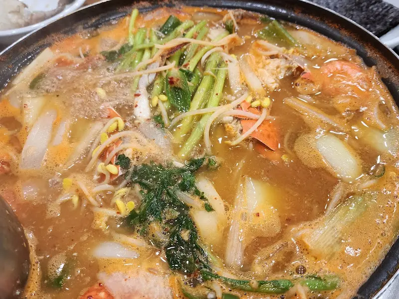 꽃게와 다양한 채소가 어우러진 꽃게탕은 시원하고 깊은 맛을 자랑한다.