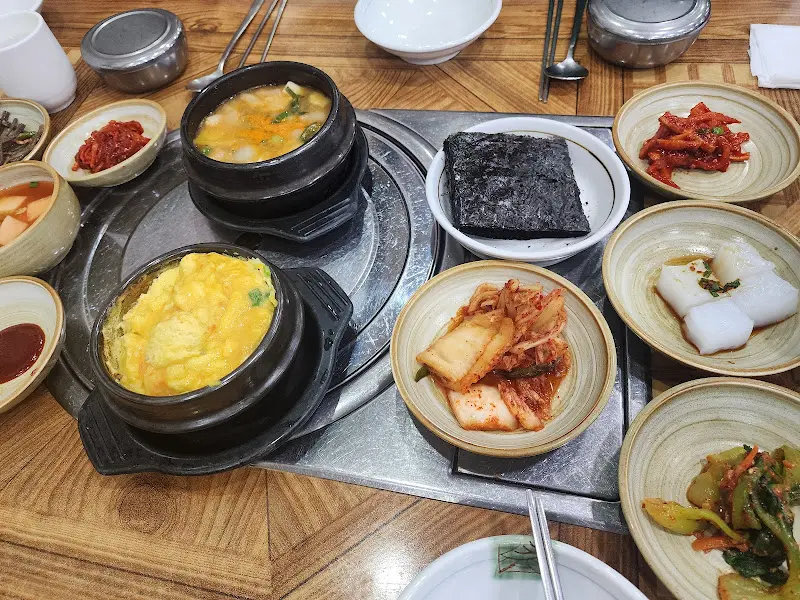 돌솥에 담겨 나오는 따뜻한 밥은, 게장과 함께 먹으면 더욱 꿀맛이다.