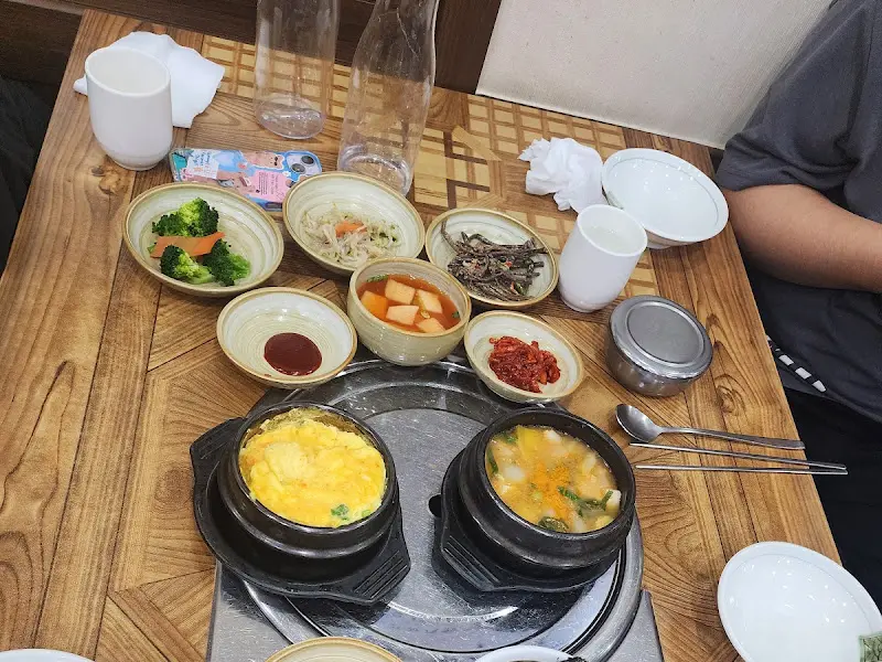 다양한 밑반찬은, 식사를 더욱 풍성하게 만들어준다.