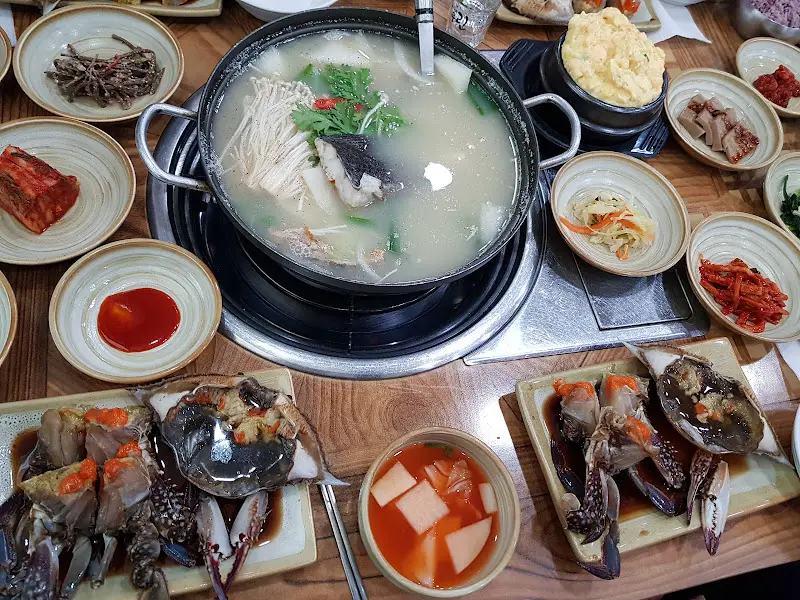 정갈하게 담겨 나온 밑반찬은, 하나하나 맛깔스럽다.