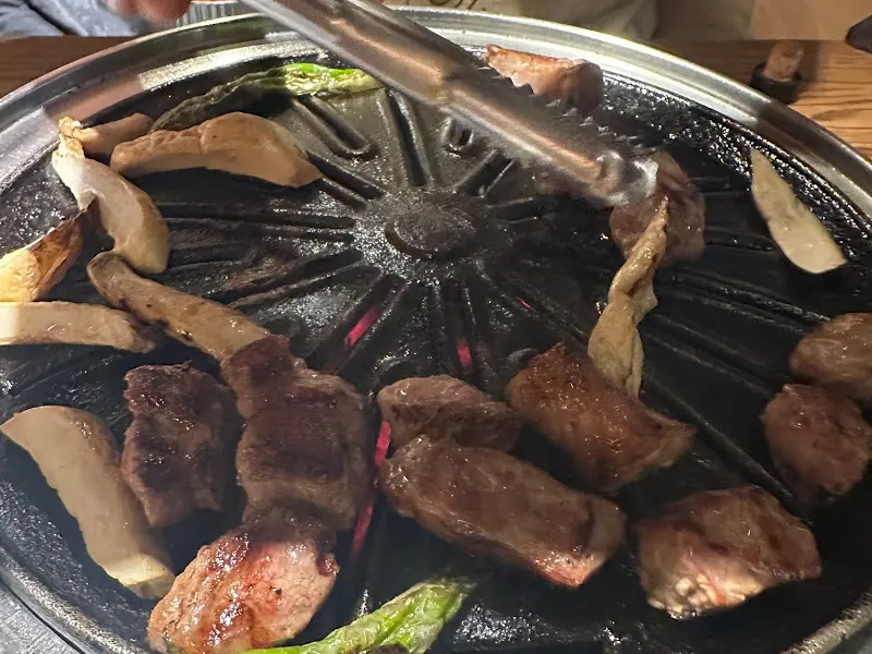 훈연가의 삼겹살 굽는 모습