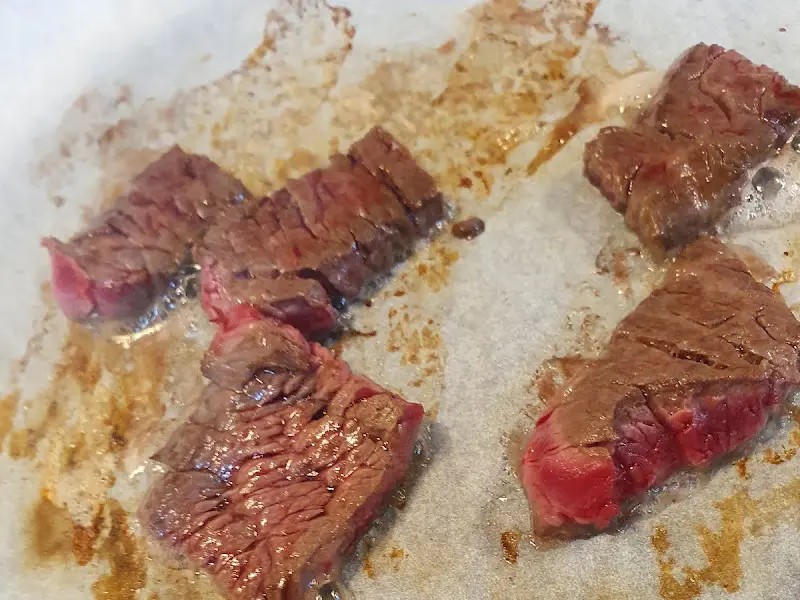 불판 위에서 익어가는 소고기