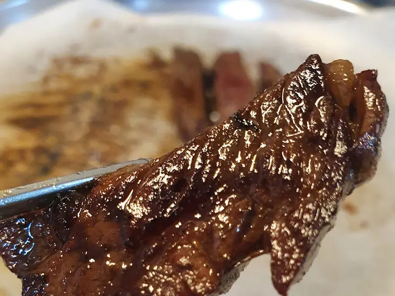 잘 구워진 소고기