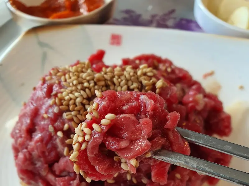 젓가락으로 집은 육회