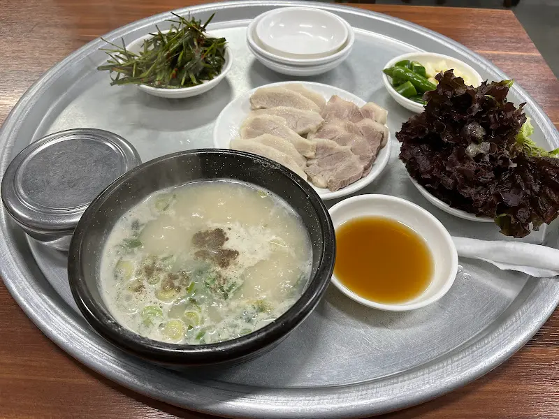 개미식당 수육백반 한 상 차림