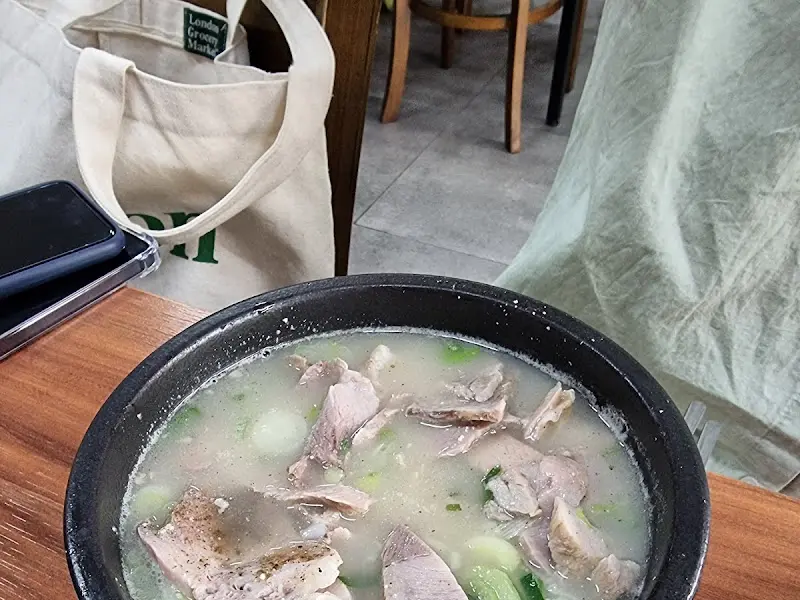 푸짐한 돼지국밥