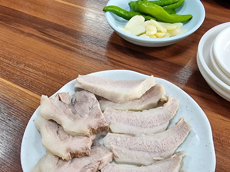 수육과 신선한 채소