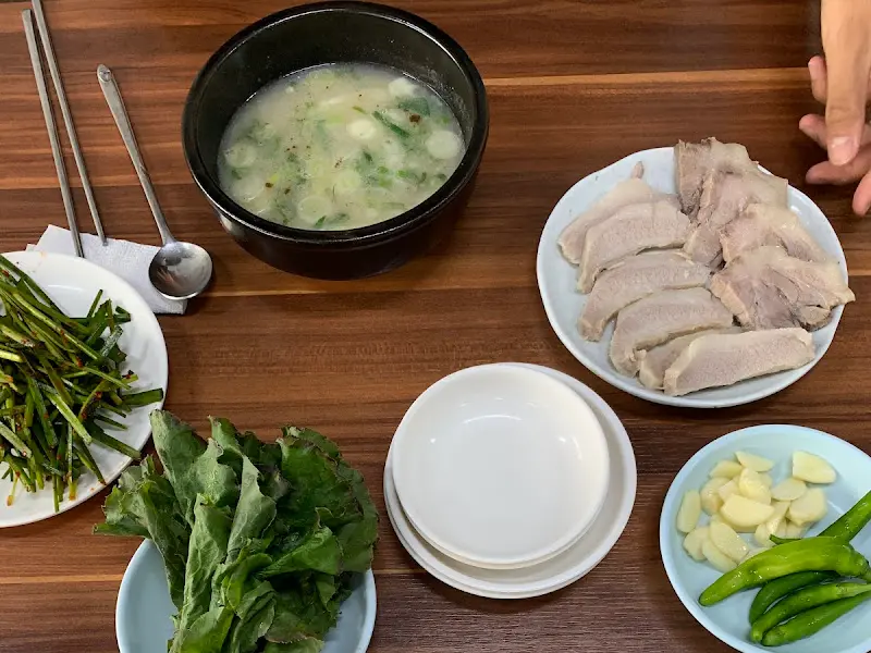 수육백반 전체샷