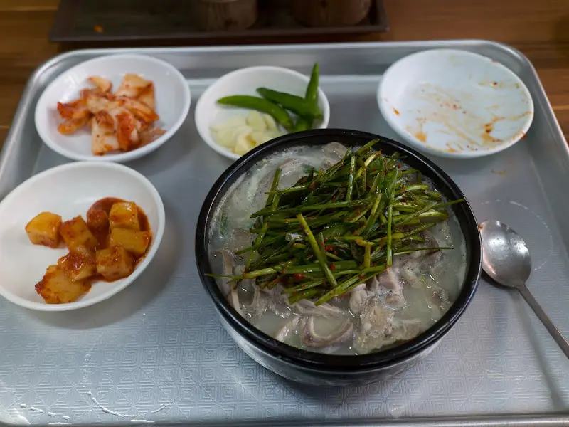 다진 양념이 올라간 돼지국밥