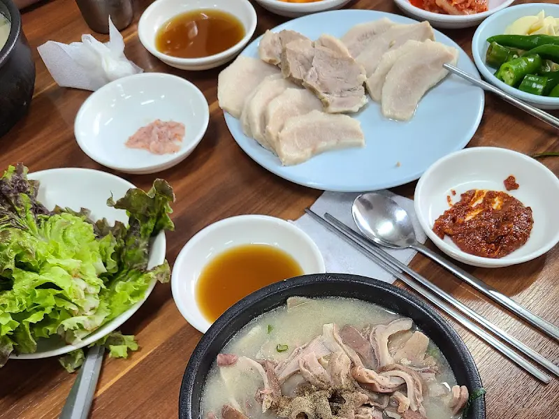 푸짐한 수육과 국밥