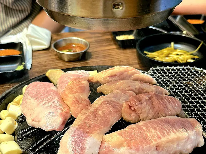 불판 위에 올려진 두툼한 삼겹살