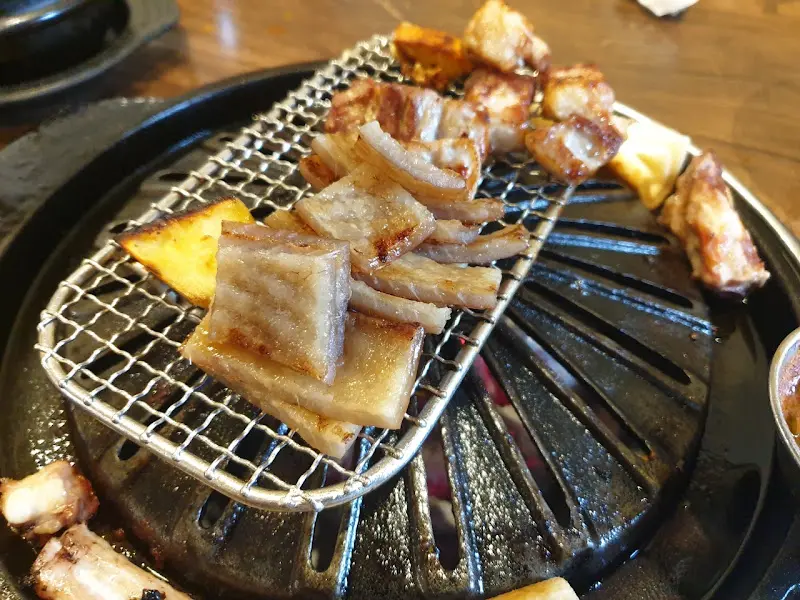 구워진 돼지 껍데기