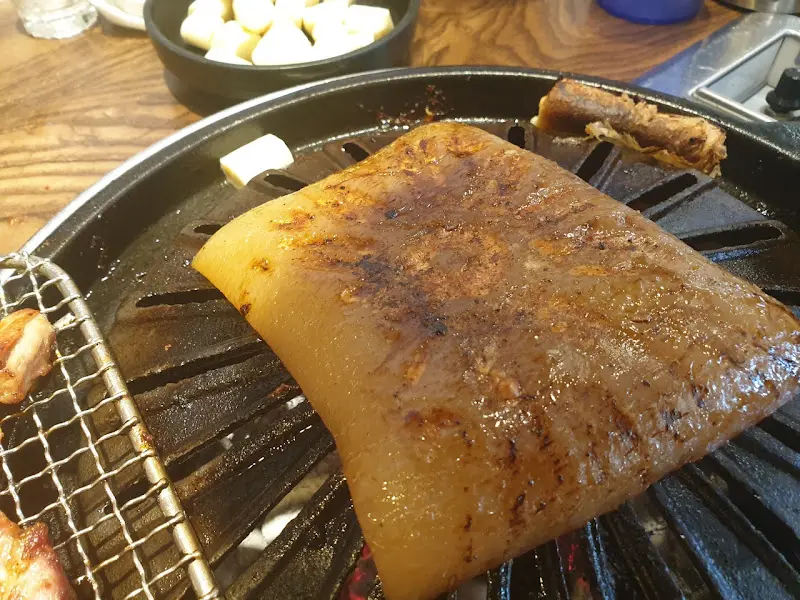 불판 위 돼지 껍데기