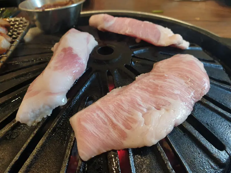 불판 위 삼겹살