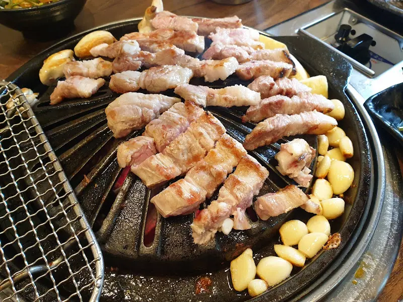 불판 가득 삼겹살