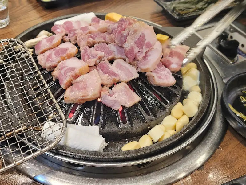 가위로 자른 삼겹살