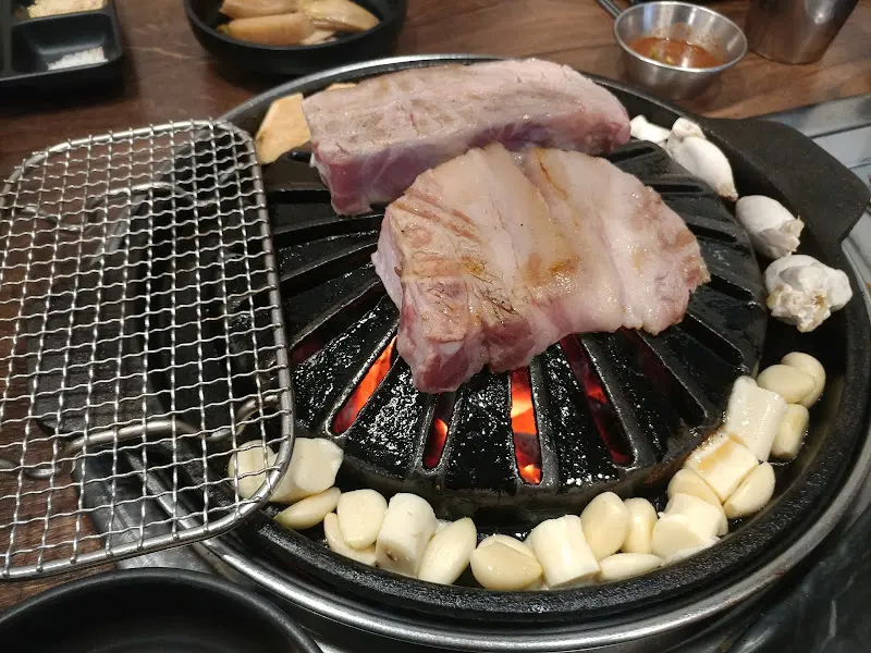 큼지막한 삼겹살