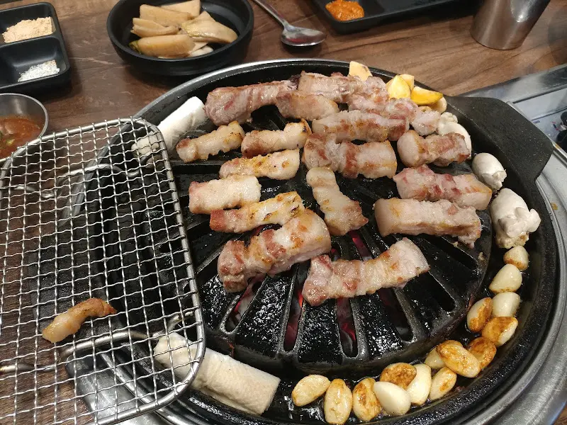 불판 위의 삼겹살