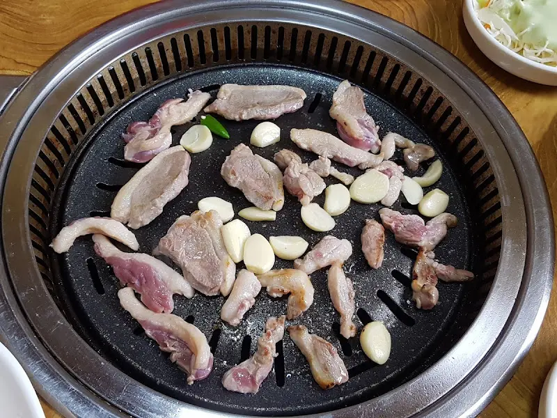 참숯에 구워지는 오리 생고기