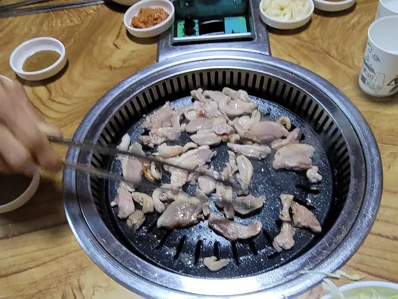 불판 위에서 익어가는 오리고기