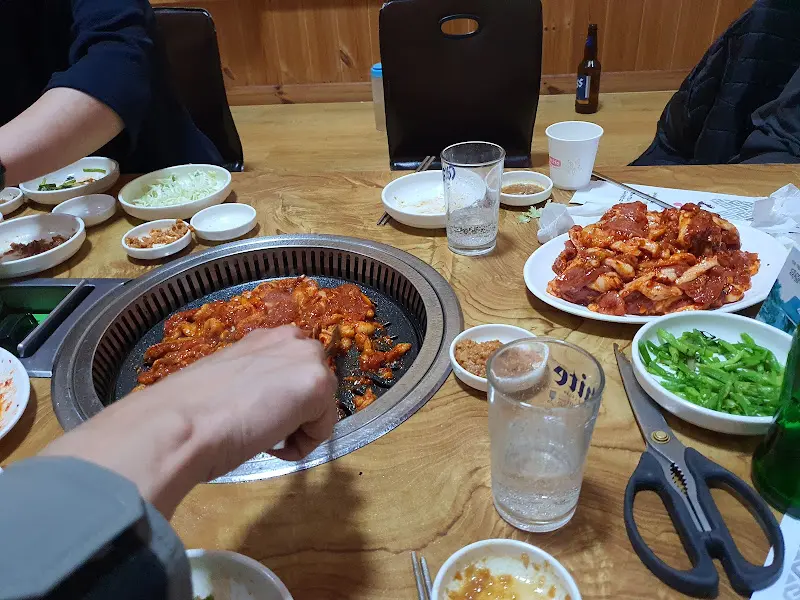 오리불고기를 굽는 모습