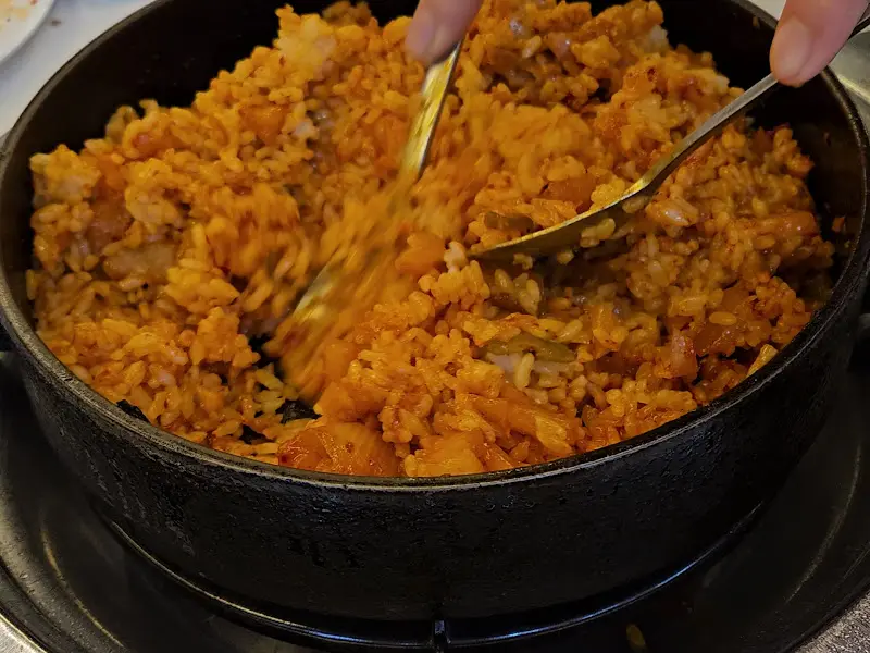 김치와 밥이 환상적으로 어우러진 깍두기 볶음밥