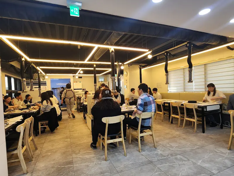 넓고 테이블도 많은 대도가 내부