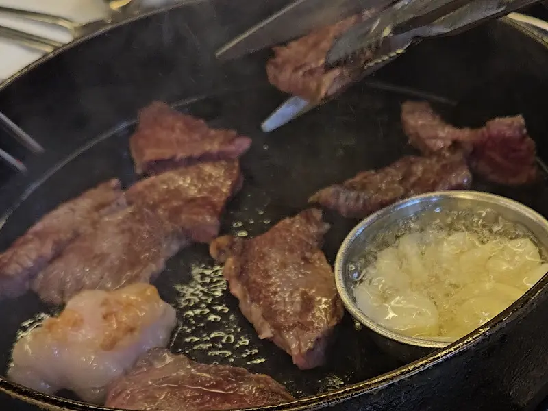 숯불 위에서 맛있게 익어가는 와규